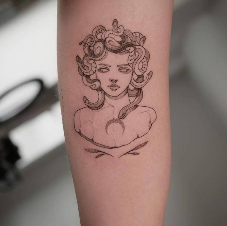 Tatuagem delicada da medusa em mulher Tatuagem de medusa delicada no braço
