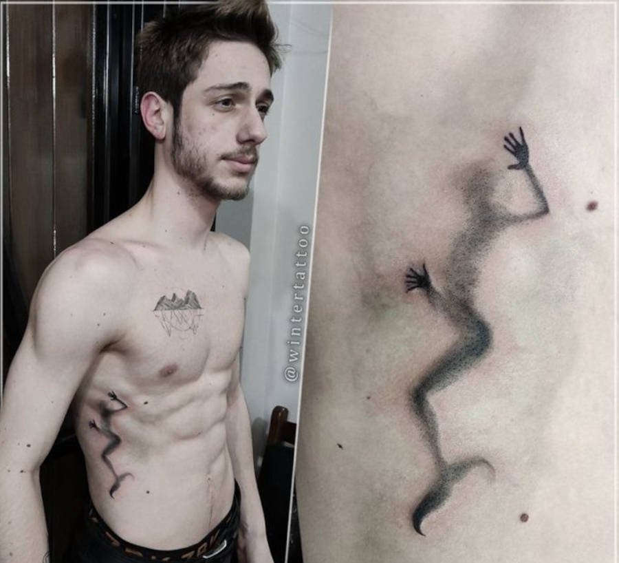 Foto de tatuagem em homem de sereia na costela