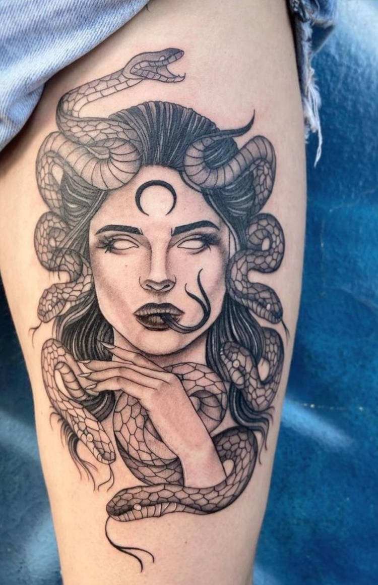 Tatuagem de medusa na coxa com o rosto de serpente Tatuagem de medusa com boca de serpente na coxa