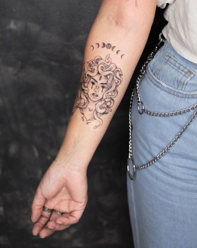 Tatuagem de medusa no braço com fases da lua em cima Tatuagem de medusa feminina no braço