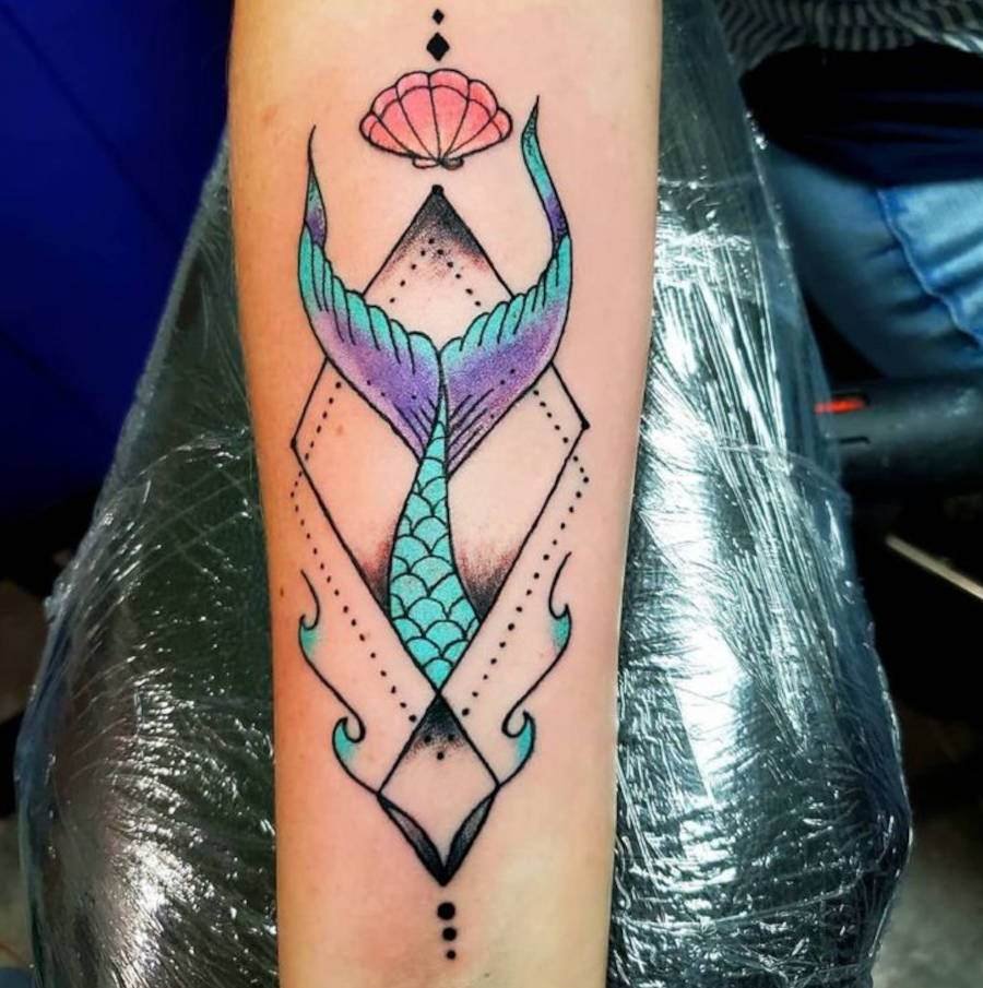 Foto de calda de seria em tattoo colorida