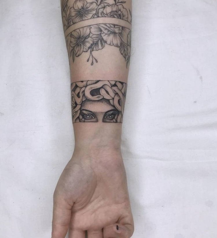 Tatuagem feminina no braço com os olhos da medusa tatuagem dos olhos de medusa