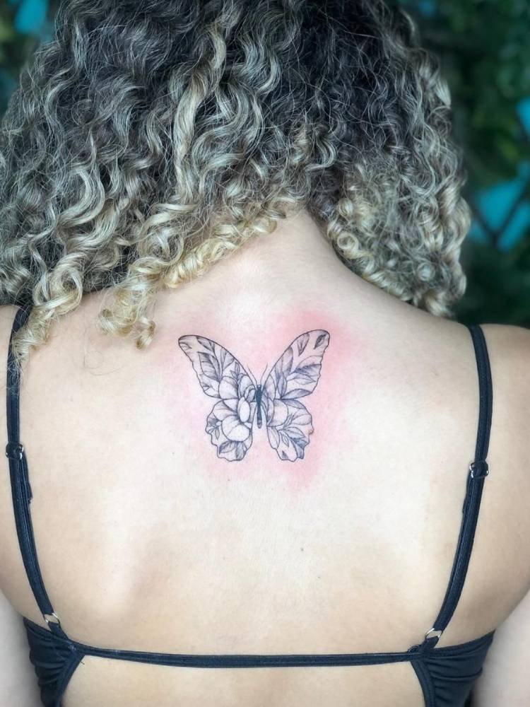 asa-com-flor-borboleta Tatuagem de borboleta nas costas de uma mulher de pele clara sendo as flores a estampa das asas.
