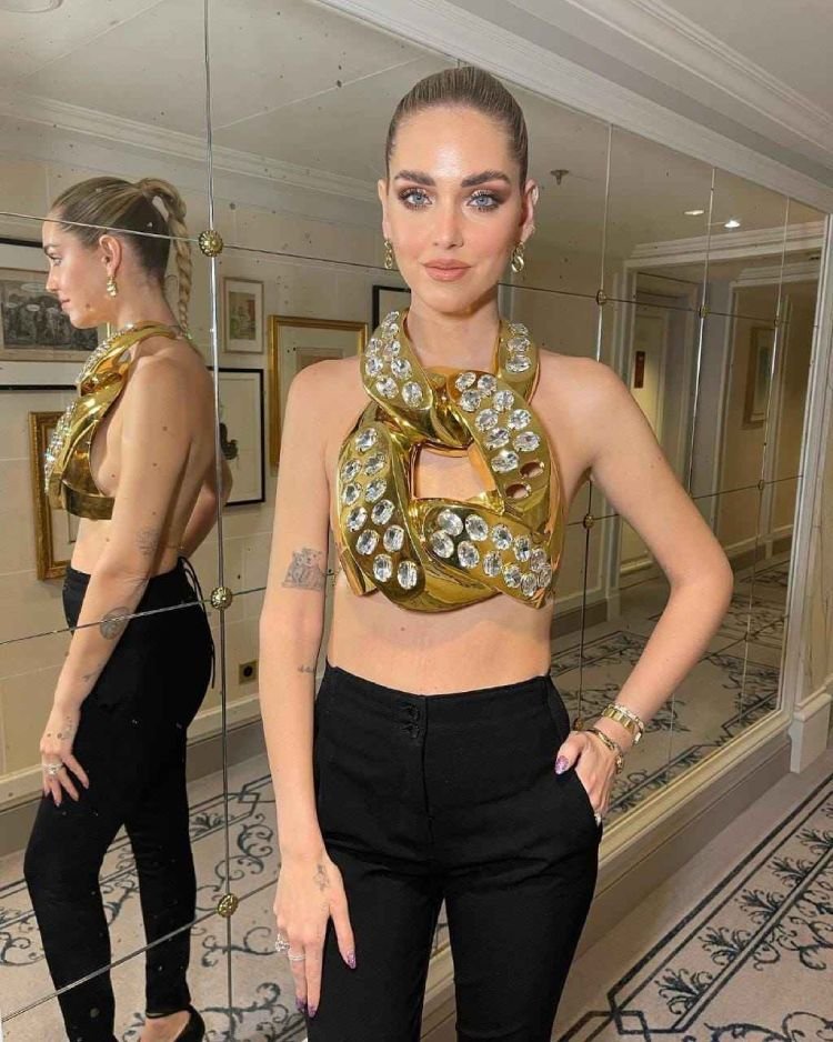 Chiara Ferragni com tatuagem de leão no braço