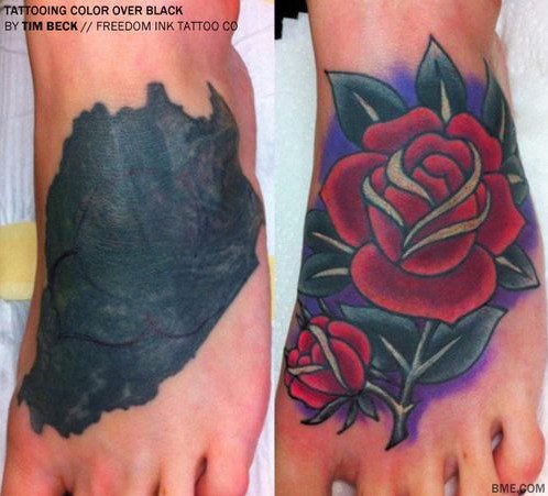Antes e depois de pé feminino com tatuagem preta e manchada, coberta por outra tattoo mais colorida e bonita pé feminino com tatuage