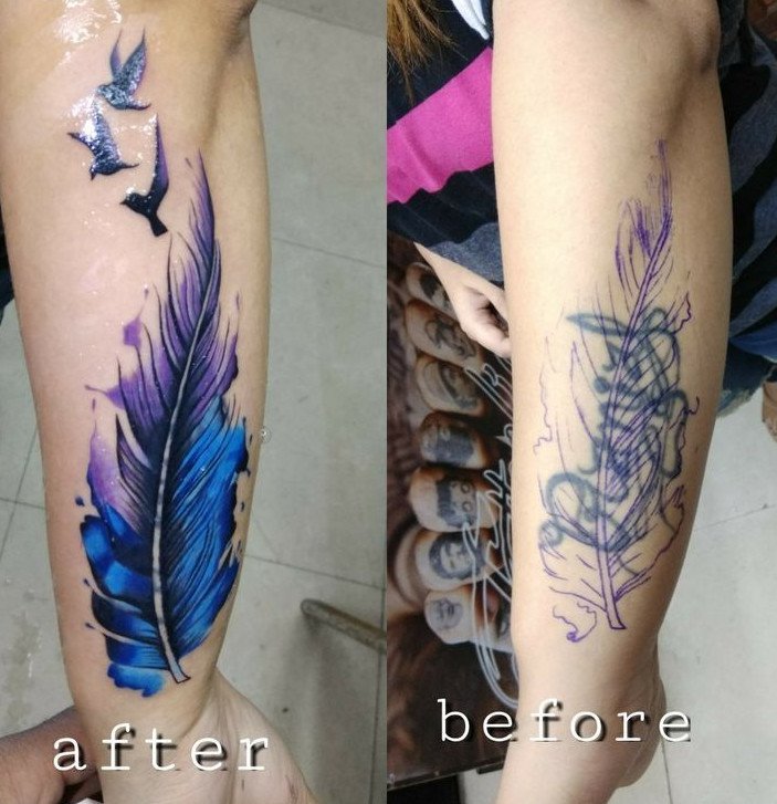cobertura de tatuagem na perna, onde um nome foi coberto por uma pena cobertura de tatuagem na perna, onde um nome foi coberto por uma pena.