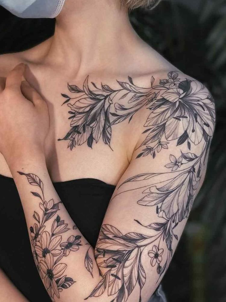 imagem-14 Foto de tatuagem de flores desde o colo até o pulso.