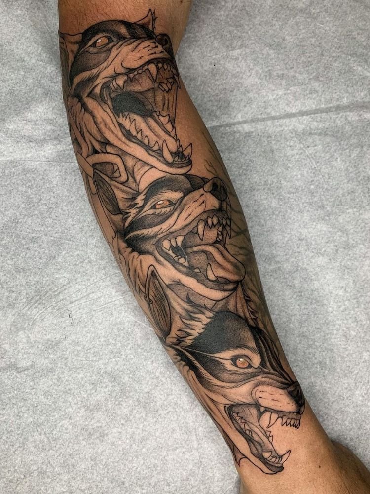 imagem-17 Foto de tatuagem no braço com três lobos.