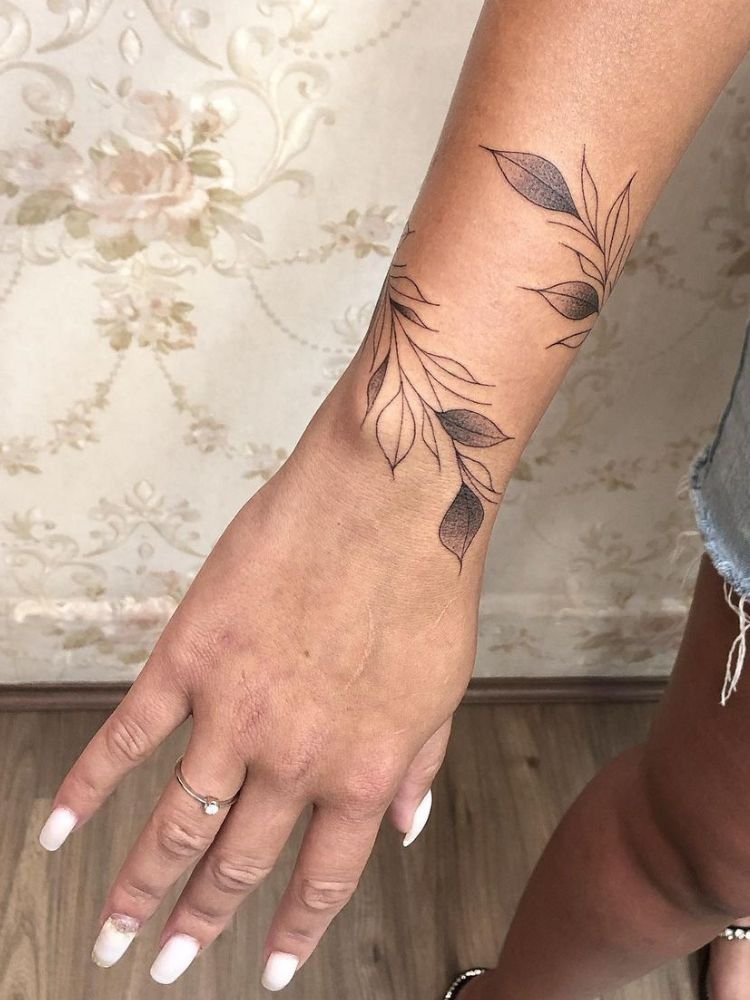 imagem-30 Tatuagem de ramo de folhas do antebraço ao pulso.