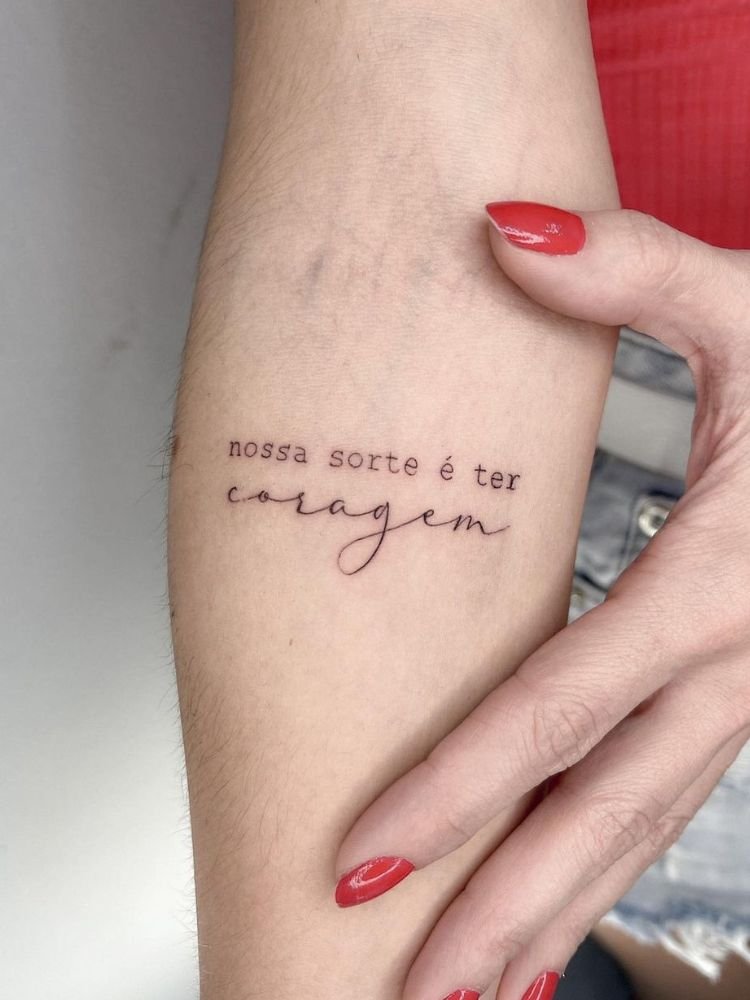 imagem-34 foto de tatuagem da frase "nossa sorte é ter coragem"