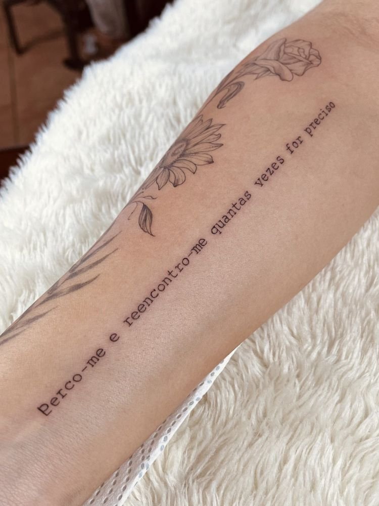 imagem-36 tatuagem com a frase "perco-me e reencontro-me quantas vezes for preciso".