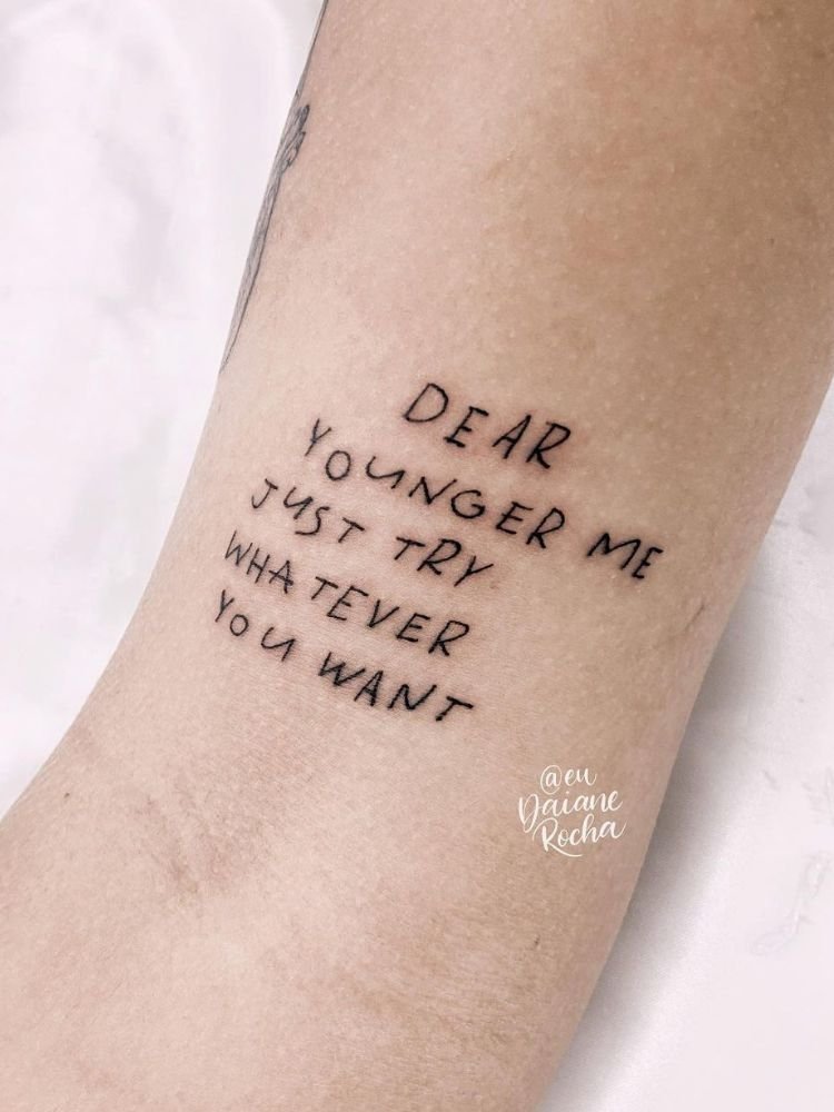 imagem-38 tatuagem com a frase "dear younger me just try whatever you want".