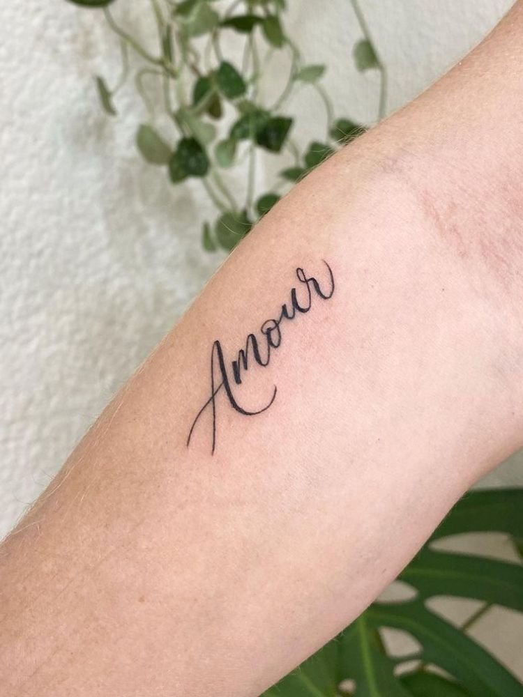 imagem-39-2 tatuagem com a palavra "amour".