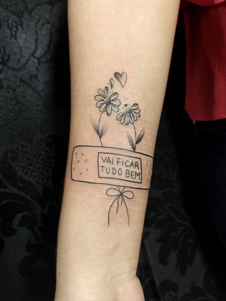 imagem-41-2 tatuagem com a frase "vai ficar tudo bem" e flores.