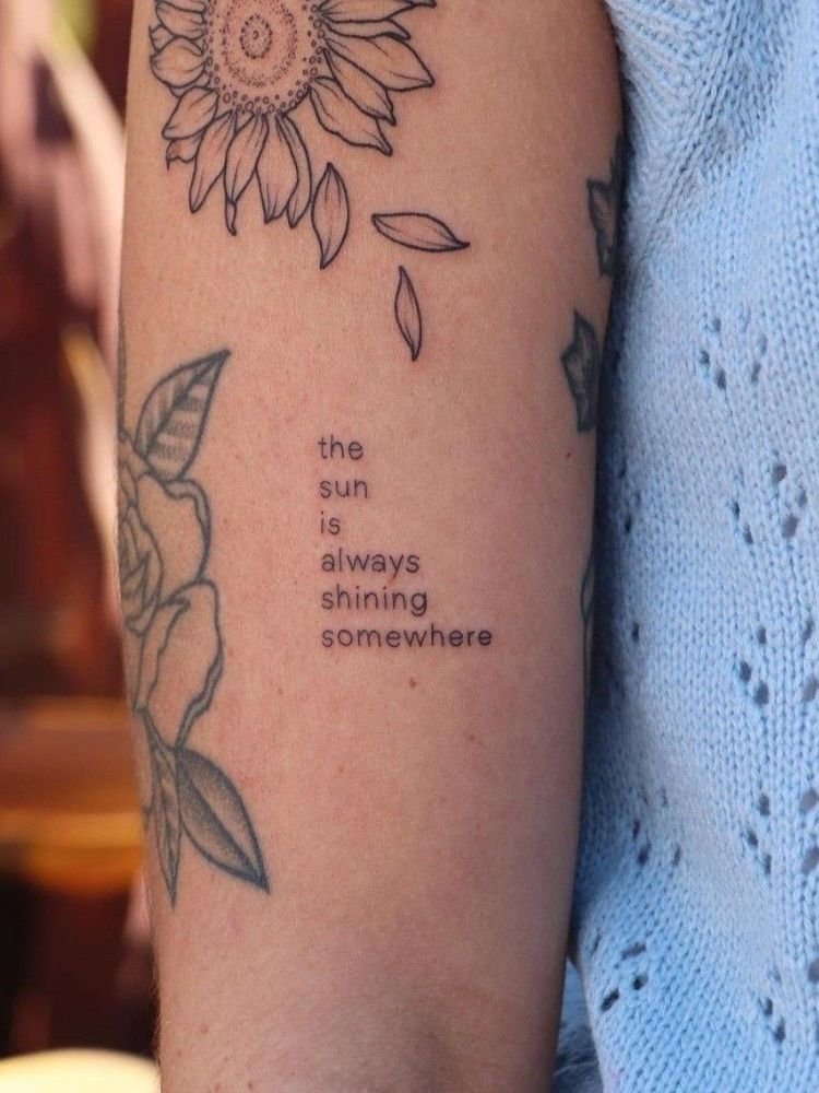 imagem-42-3 tatuagem com a frase "the sun is always shining somewhere".