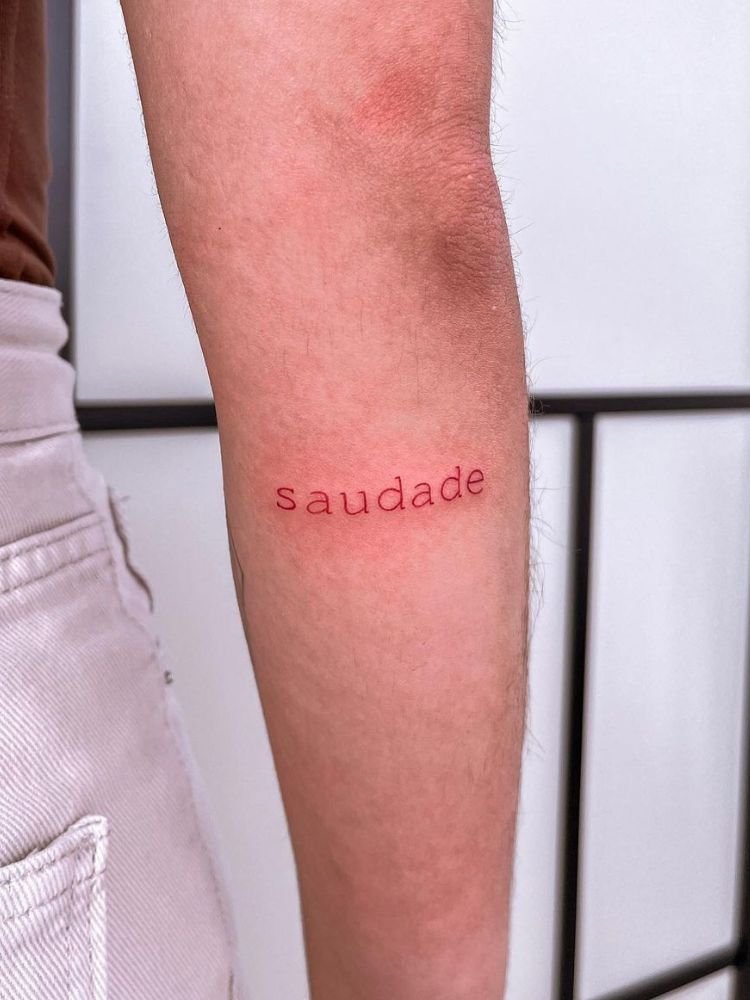 imagem-45-1 tatuagem com a palavra "saudade".