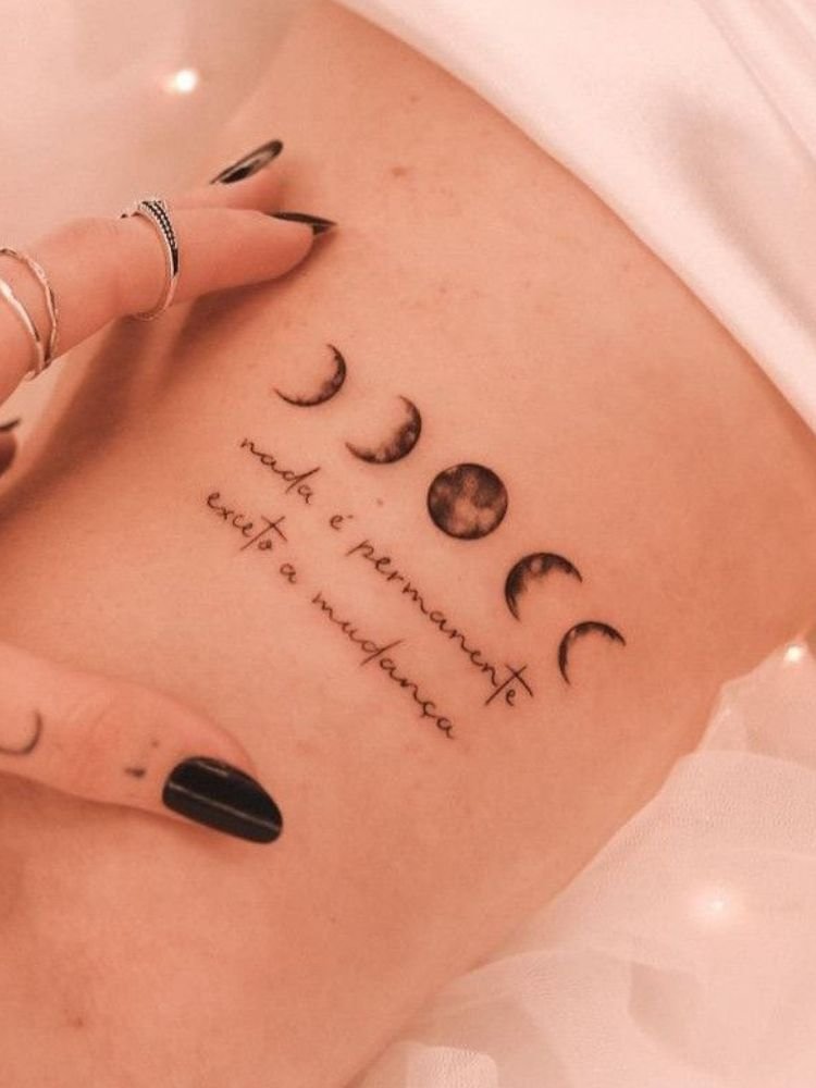 imagem-46-1 tatuagem com a frase "nada é permanente exceto a mudança" e as fases da lua.