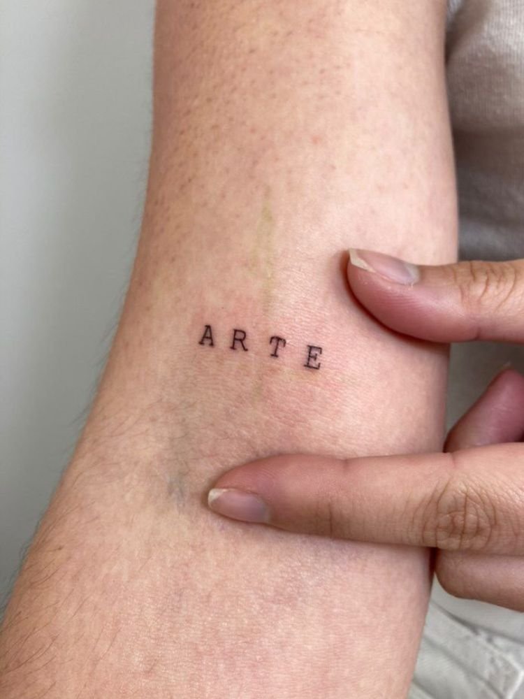 imagem-47-1 tatuagem com a palavra "arte".