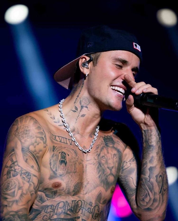 Justin Bieber com tatuagem de leão no peito