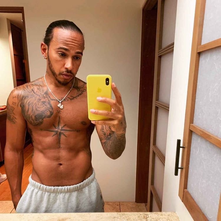 Lewis Hamilton com tatuagem de leão no peito