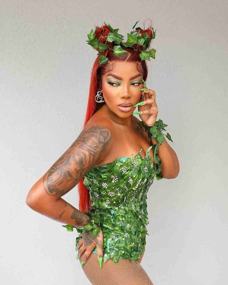Ludmilla com tatuagem de leão no braço