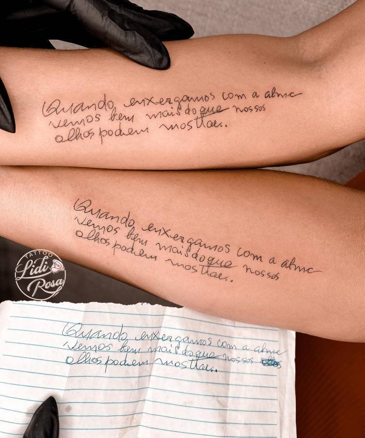 Duas pessoas têm tatuagens idênticas no antebraço, com a frase "Quando enxergamos com a alma, vemos bem mais do que nossos olhos podem mostrar." Uma nota manuscrita com o mesmo texto está na parte inferior da imagem.