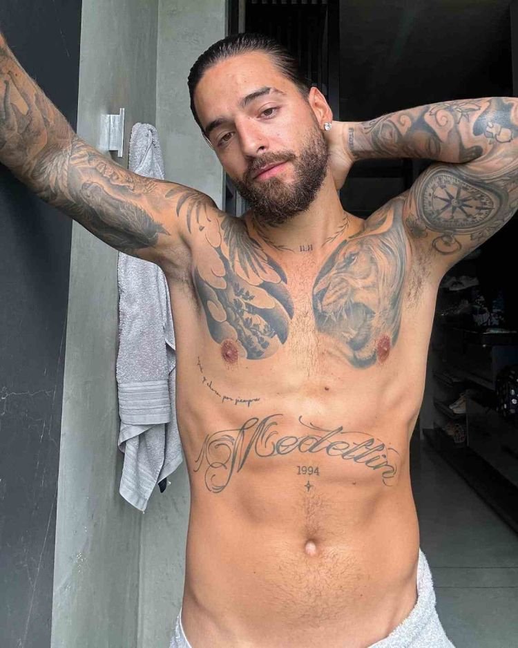 Maluma com tatuagem de leão no peito