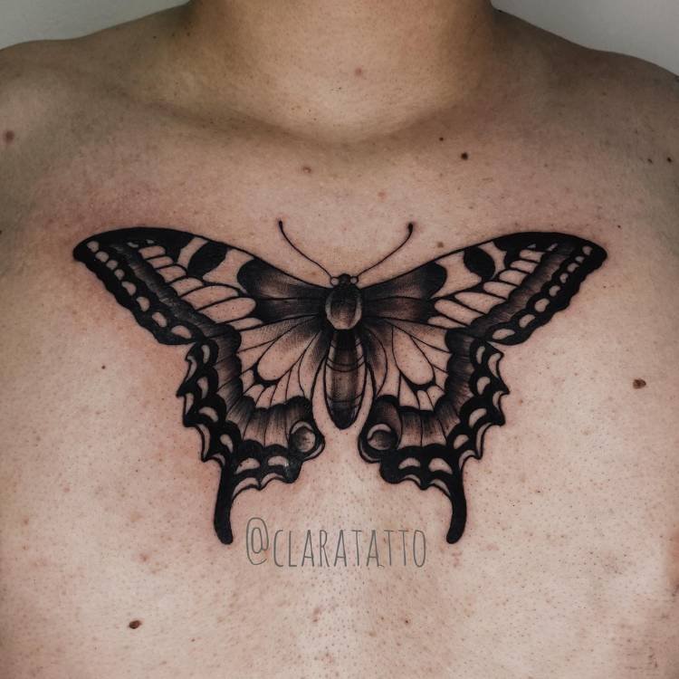 sombreamento-dentro-borboleta Tatuagem de borboleta com sombreamento na asa, traços grossos e feita no peitoral de um homem de pele clara.