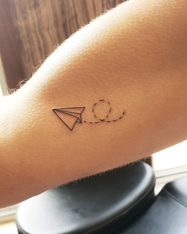 Tatuagem de avião de papel