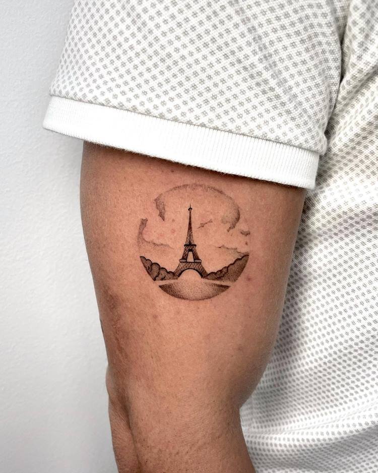 Tatuagem da torre eiffel em braço
