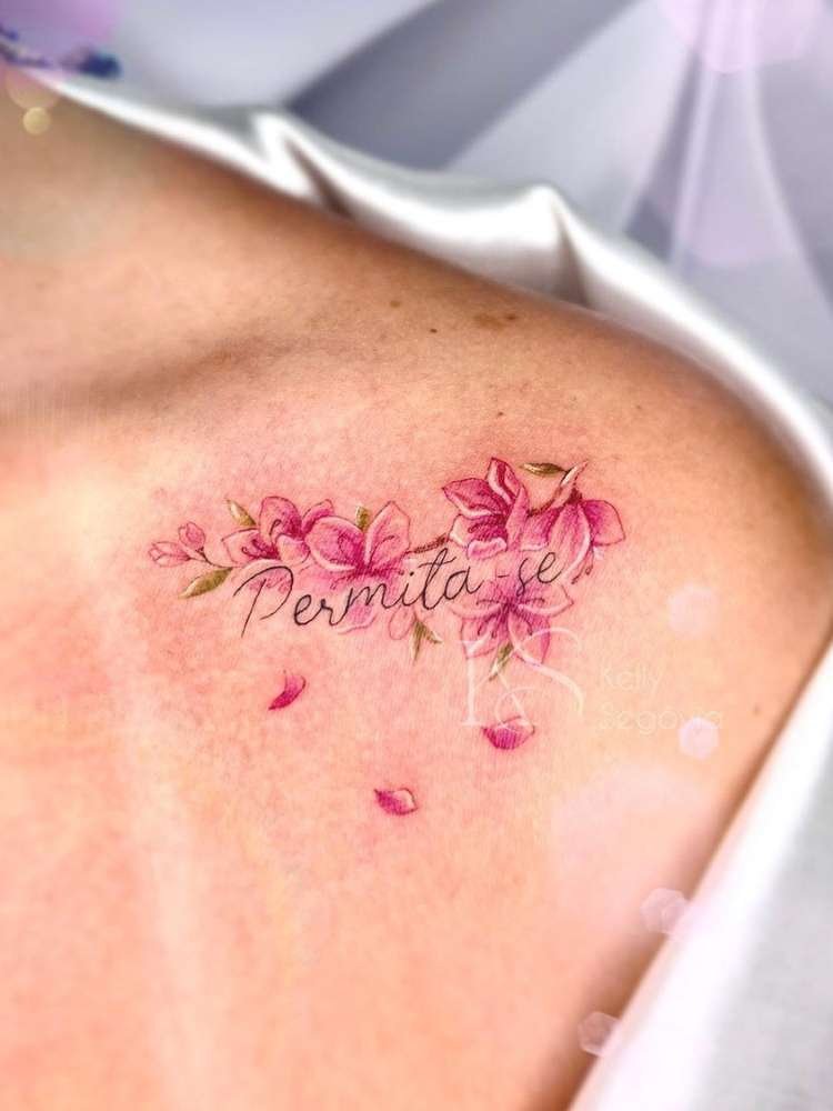 Mulher exibe tatuagem de flor