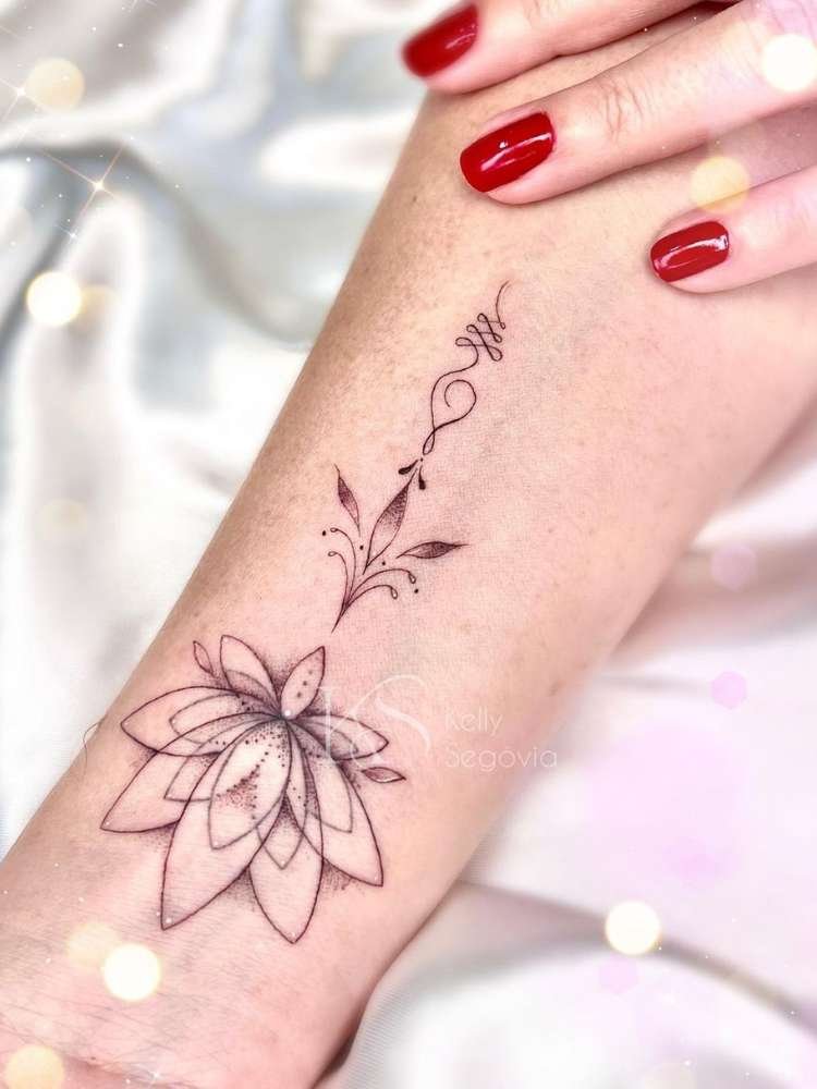 Mulher exibe tatuagem de flor