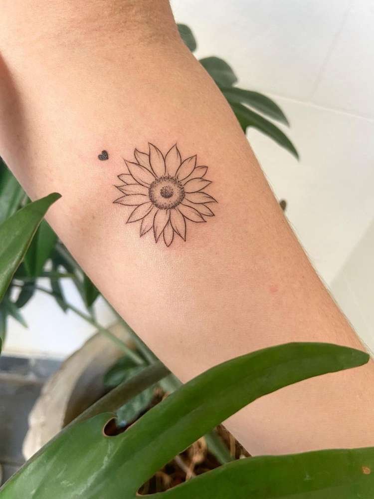 Mulher exibe tatuagem de flor