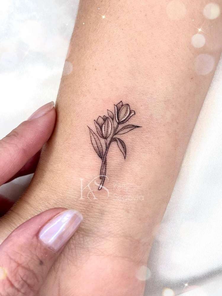 Mulher exibe tatuagem de flor