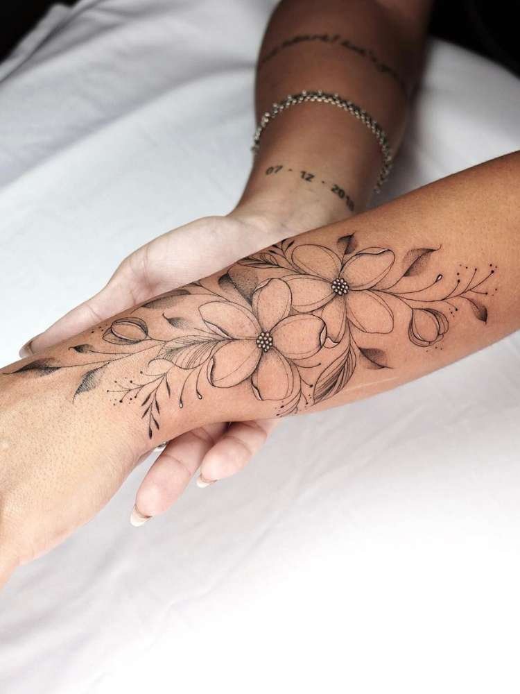 Mulher exibe tatuagem de flor