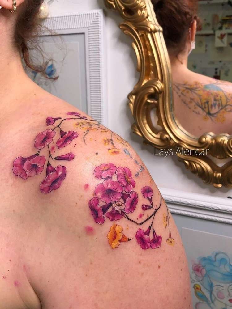 Mulher exibe tatuagem de flor