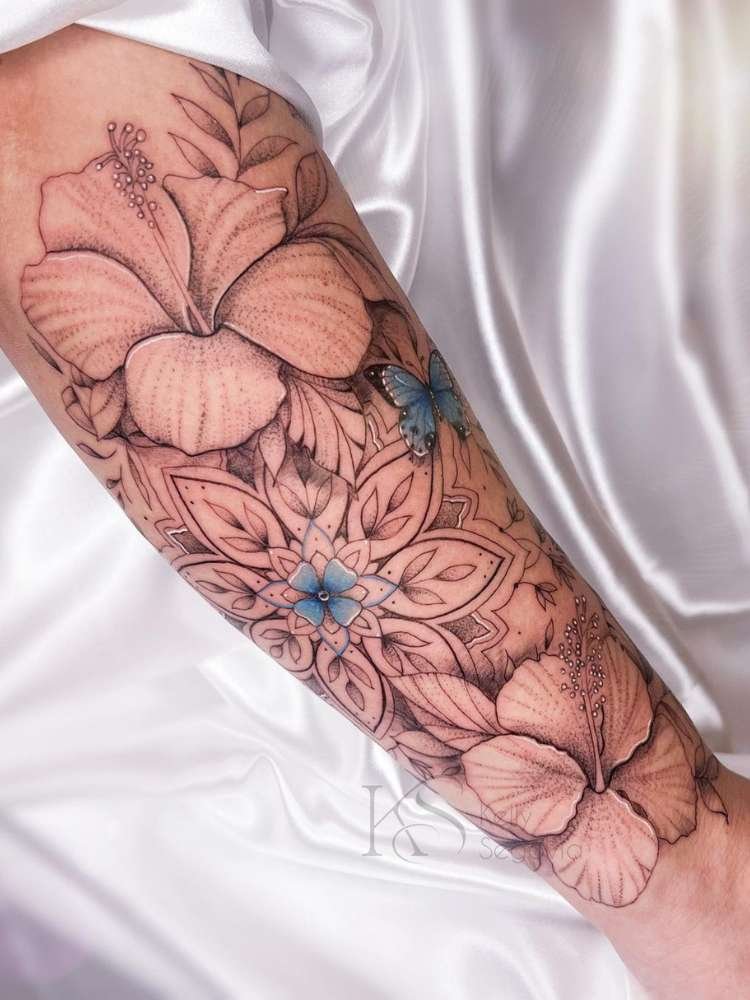 Mulher exibe tatuagem de flor