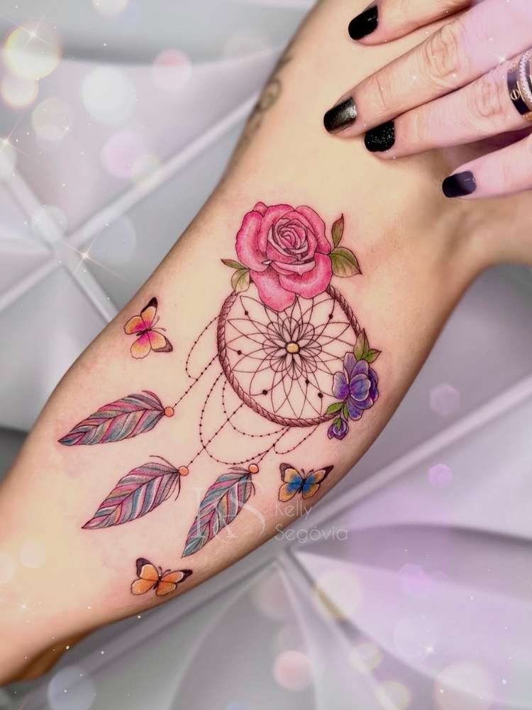 Mulher exibe tatuagem de flor