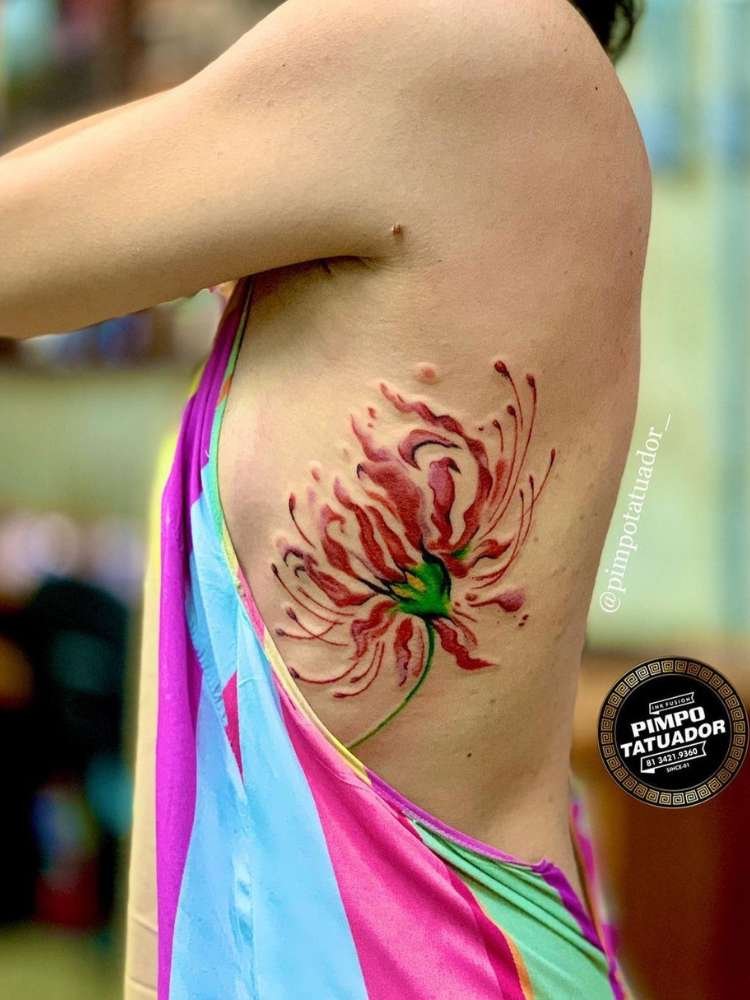 Mulher exibe tatuagem de flor