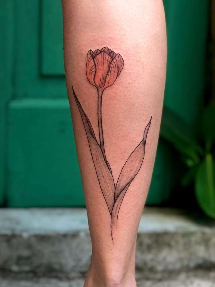 Mulher exibe tatuagem de flor