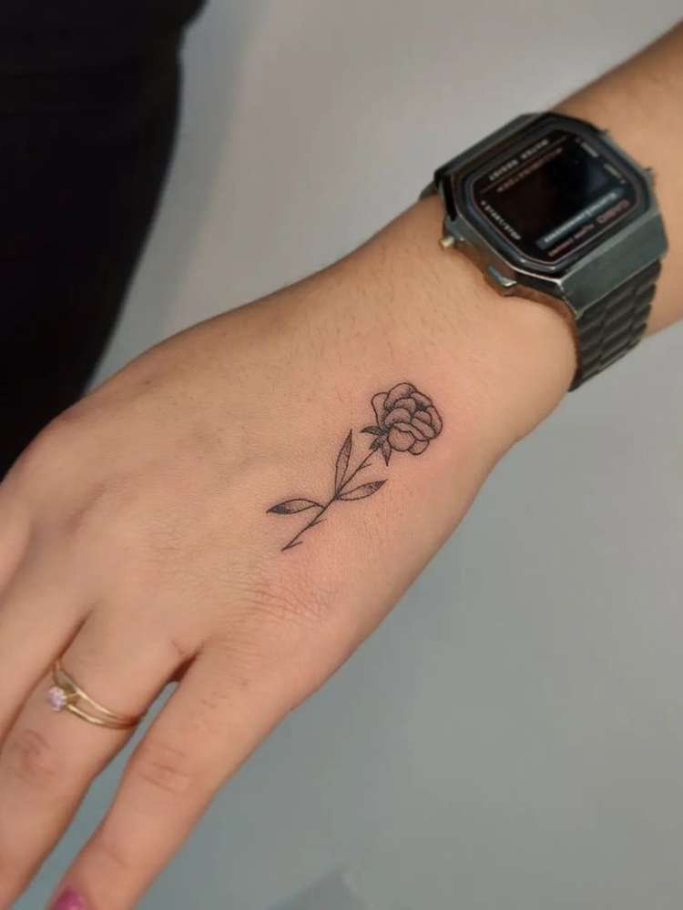 Mulher exibe tatuagem de flor