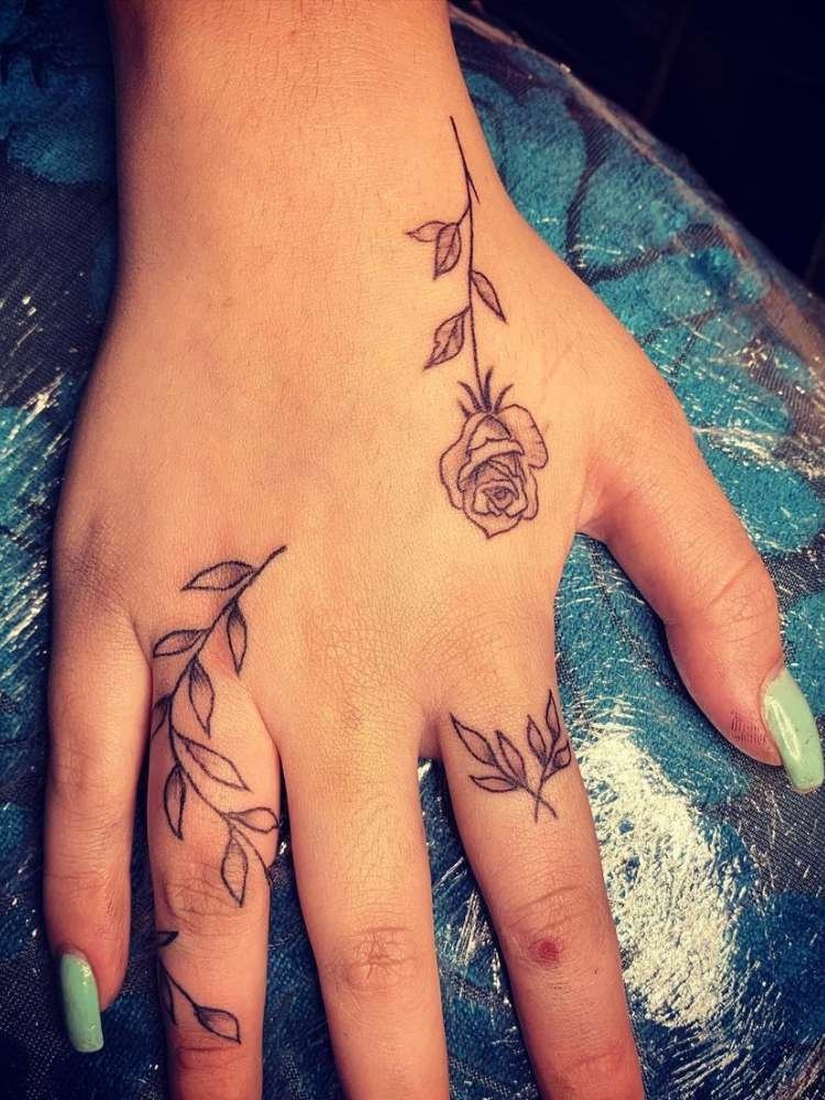 Mulher exibe tatuagem de flor