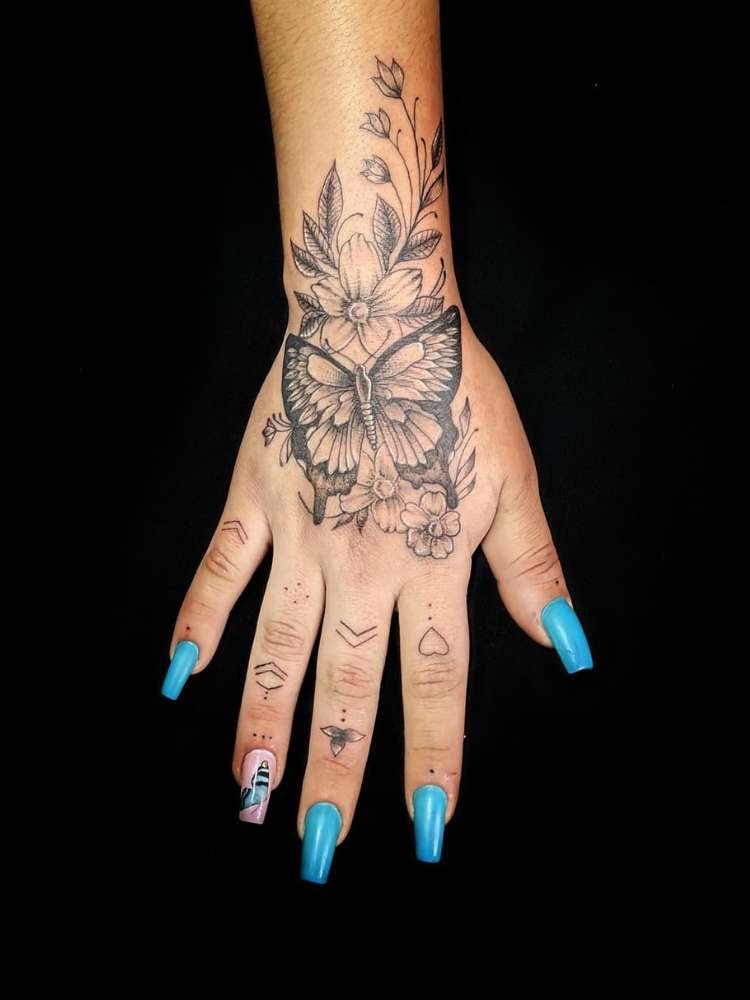Mulher exibe tatuagem de flor
