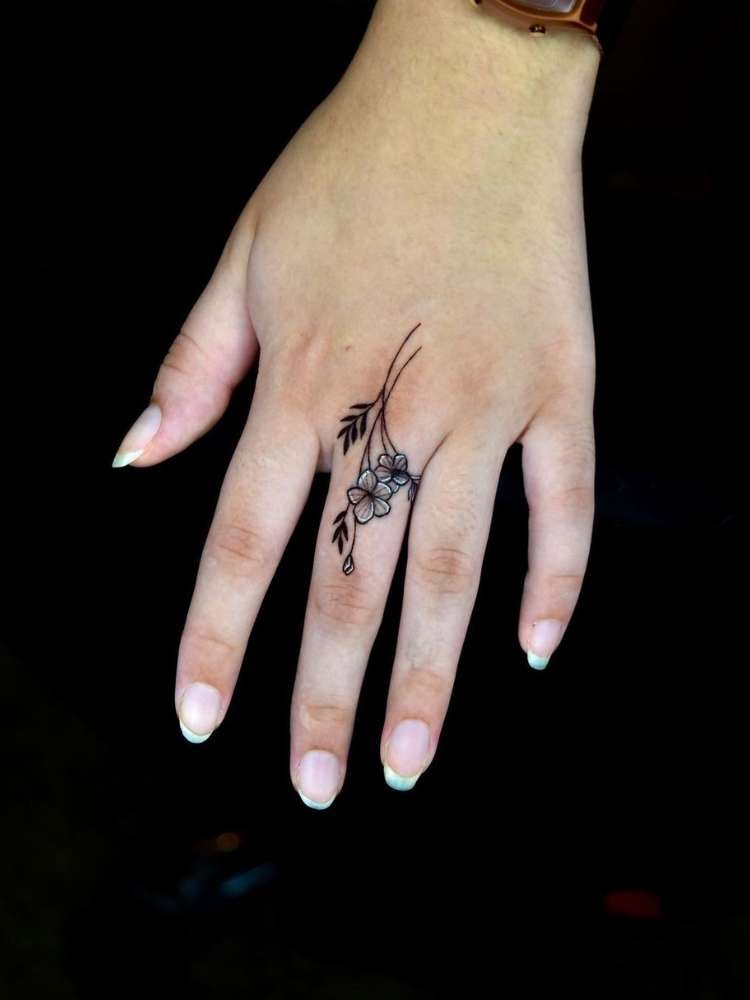 Mulher exibe tatuagem de flor