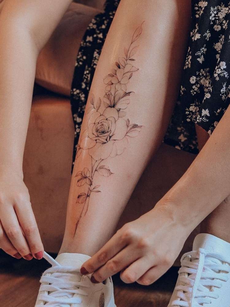 Mulher exibe tatuagem de flor