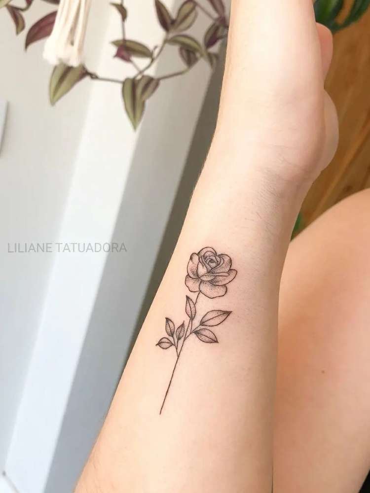 Mulher exibe tatuagem de flor