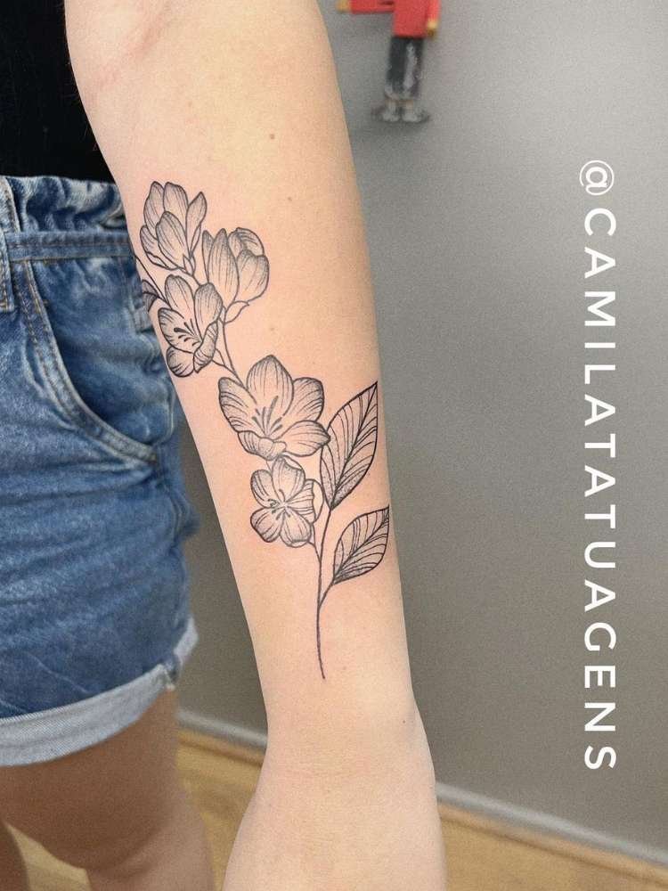 Mulher exibe tatuagem de flor