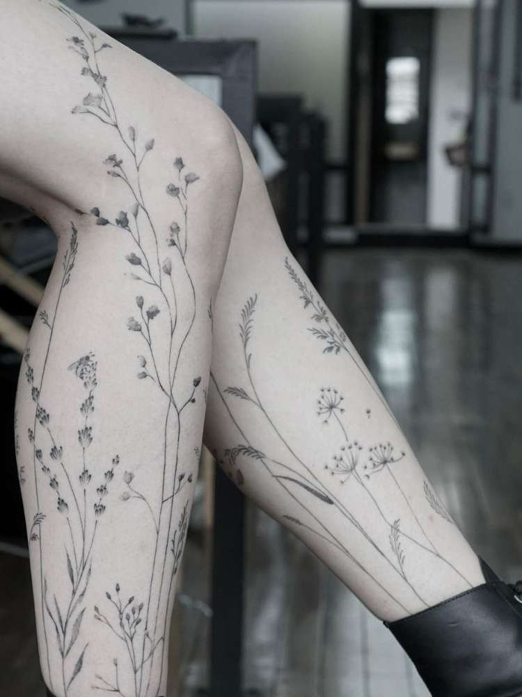 Mulher exibe tatuagem de flor