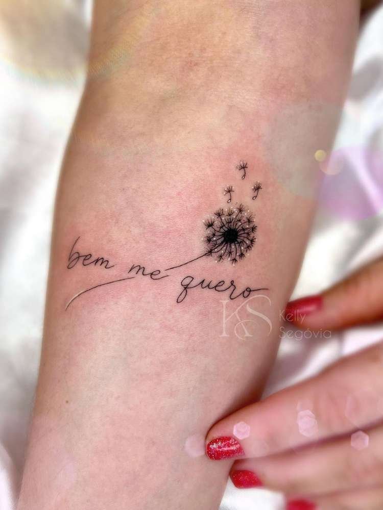 Mulher exibe tatuagem de flor