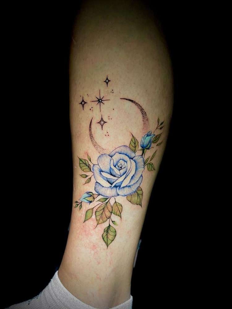 Mulher exibe tatuagem de flor